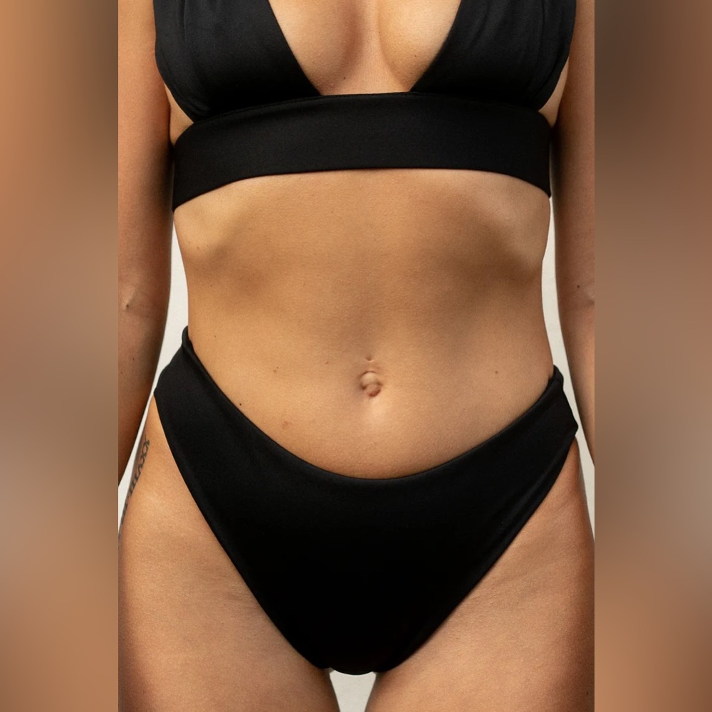 Londre Black Minimalist Bikini High Leg Scrunch Bottom Set size S